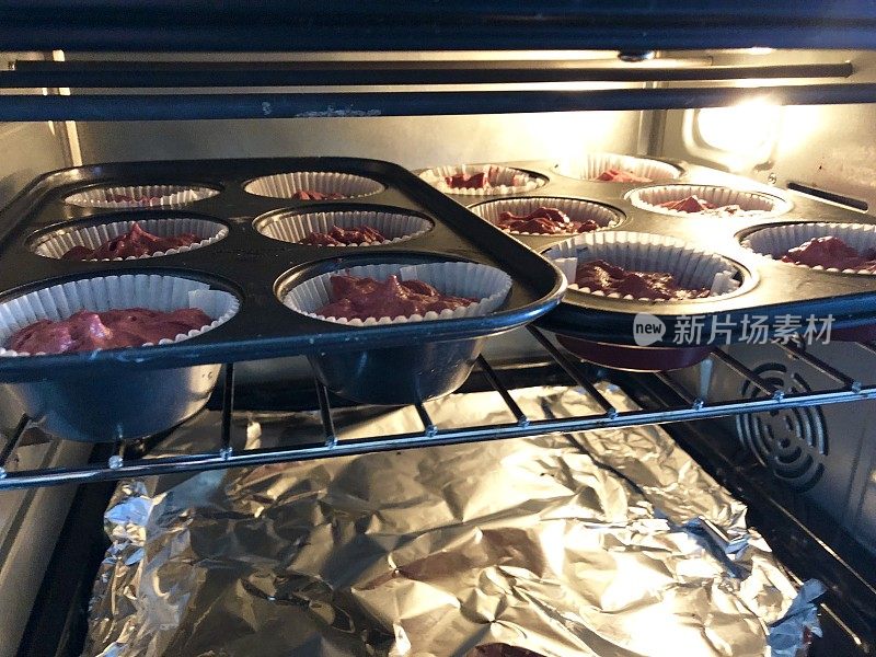 红丝绒纸杯蛋糕/不粘松饼托盘/烤在烤箱架子上的蛋糕，家庭烘焙照片，铝箔